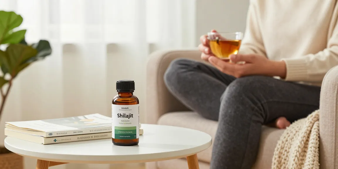 Une scène de bien-être mettant en avant le shilajit et confort urinaire, avec une personne se relaxant dans un fauteuil, tenant une tasse de tisane.